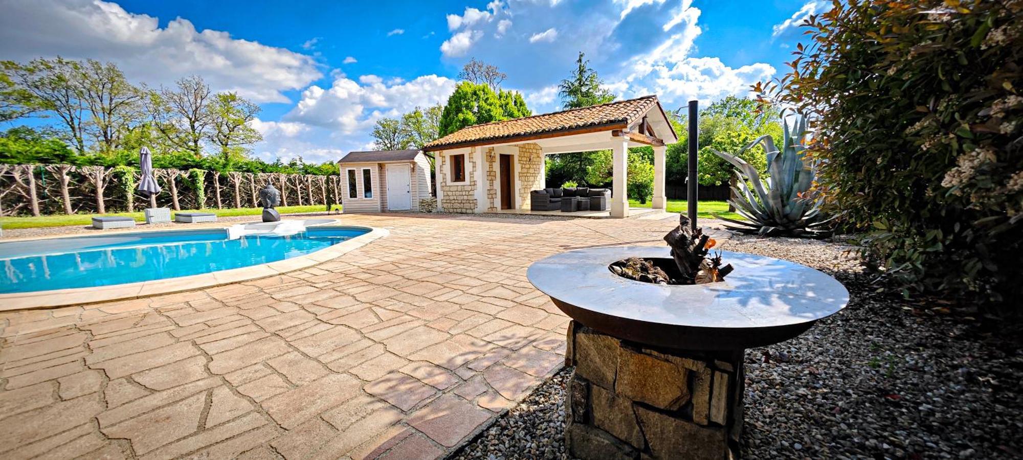 Villa Tagibao Avec Piscine Chauffee Et Spa Lesterps Eksteriør billede